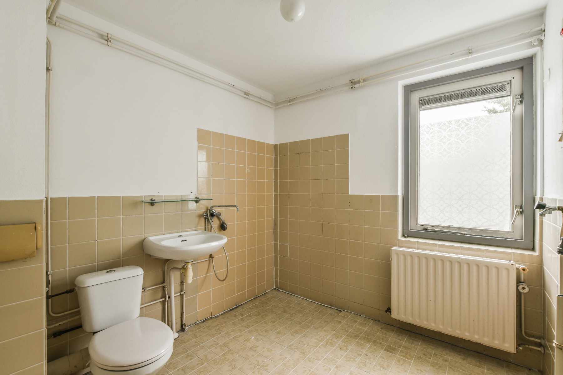 small-restroom-in-apartment-XTM47SW.jpg small-restroom-in-apartment-XTM47SW.jpg